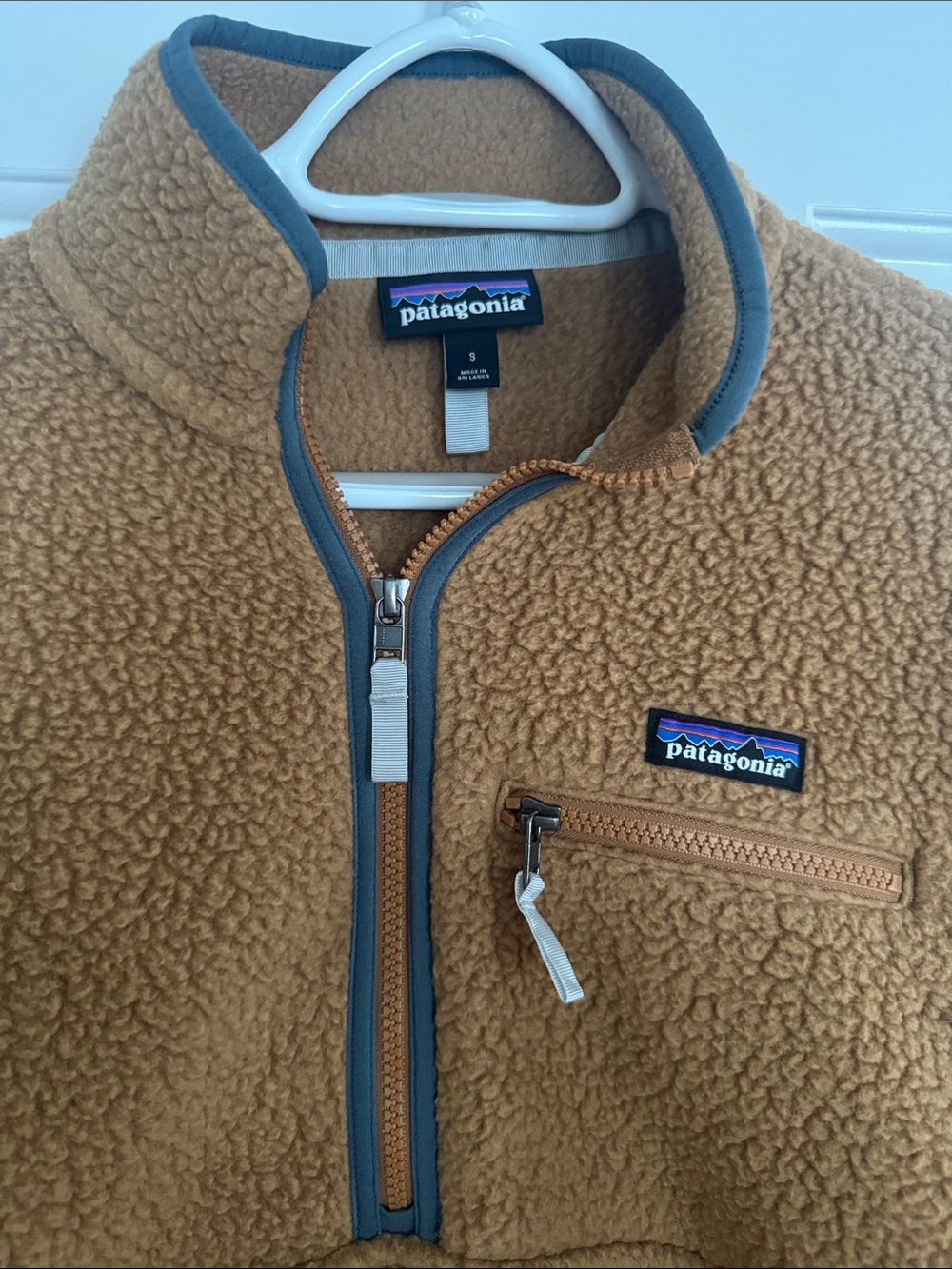 Patagonia women’s light Brown Retro Pile Fleece Jacket - Picture 2 of 3